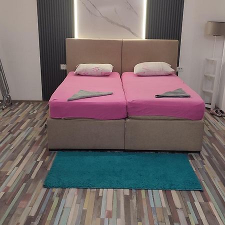 V&J Apartments Podgorica Buitenkant foto